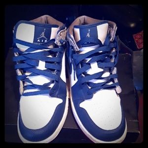Air Jordan 1 MID (GS) size 7 us